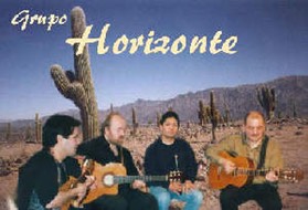 Fotomontage. Grupo Horizonte (Kai Heumann, Sergio Mansilla und zwei andere Musiker vor einer südamerikanischer Kaktuswüste